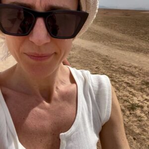 Francesca Valtorta Instagram - Lawrence d’Arabia e la sua ancella passeggiano agilmente nel deserto. 
Starring @edvige_l 

#deserto #cammello #trip #travel #marocco #marrakech #friends #love #happy #francescavaltorta