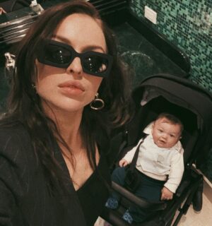 Francesca Eastwood Instagram - My dinner date 😈
