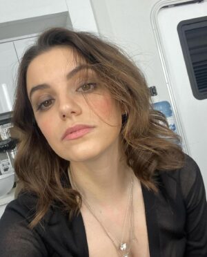 Francesca Reale Instagram - The year through front camera photos of my face 😘🥂 - happy holidays!