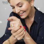 Francisca García-Huidobro Instagram - ¡Este fin de año, tod@s somos estrellas! 💫 Quiero compartir contigo mi colección más personal, un sin fin de brillos y estrellas para regalar a tus seres queridos esta Navidad. Más de 100 nuevos diseños con sentido, llenos de elementos y significado, como las estrellas que simbolizan la conexión con uno mismo, la luna que se atribuye a la espiritualidad y la autenticidad simbolizada en los brillos de las circonitas suizas engastadas en aros, anillos, collares, tobilleras y pulseras que representan a todos los soñadores. La Fran ⭐️💫 @la.frangh