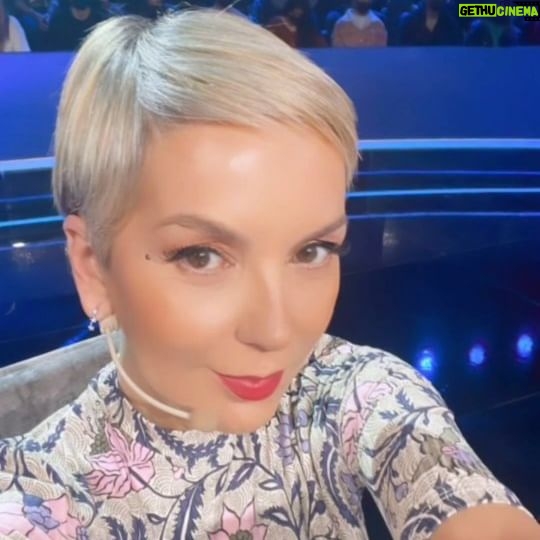 Francisca García-Huidobro Instagram - Otra noche de Yo soy!!! Imperdible @chilevision #style @mariacherchile @mpazjimenezp #makeup @catitaprieto #hair @peluqueria.joseluis joyas @merysattjoyas.cl