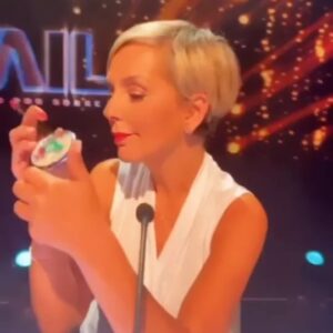 Francisca García-Huidobro Instagram - Ya estamos en semifinales en @Aquisebaila
👗@mpazjimenezp @bananarepublic_chile 
💄 #Makeup @catitaprieto 
💇🏼‍♀️ @peluqueria.joseluis 
💍 @merysattjoyas.cl