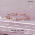 Francisca García-Huidobro Instagram - ¡Este fin de año, tod@s somos estrellas! 💫 Quiero compartir contigo mi colección más personal, un sin fin de brillos y estrellas para regalar a tus seres queridos esta Navidad. Más de 100 nuevos diseños con sentido, llenos de elementos y significado, como las estrellas que simbolizan la conexión con uno mismo, la luna que se atribuye a la espiritualidad y la autenticidad simbolizada en los brillos de las circonitas suizas engastadas en aros, anillos, collares, tobilleras y pulseras que representan a todos los soñadores. La Fran ⭐️💫 @la.frangh