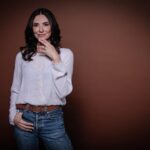 Francisca Gavilán Instagram – Mercedes Sagredo. 
Mi nuevo personaje en “Al Sur del Corazón”🫀🍃❤️ @mega.tv @teleseries_mega 

Cómo se imaginan a este personaje???

1 pista 🕵🏻‍♀️: es la dueña de la hermosa hostería “El Abrazo Sureño” junto a su marido Juan Álvarez y su hijo Óscar @simonbeltran_oficial en Puerto Octay 

Lxs leo 🙋🏻‍♀️❤️🍃

 #alsurdelcorazón #puertooctaychile #telenovela #actriz #meche #sur #grabaciones