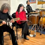 Francisca Gavilán Instagram – El honor y la inmensa alegría de acompañar en este hermoso recorrido a @grupoillapu con la gira de
“El Grito de la Raza” 
Aquí ensayando para esta nueva aventura. 
❤️ Gracias querido Roberto Marquez por tu invitación!! 🙌🏻🙌🏿🙌🏽
@osvaldoenruta y a todos los compañeros de esta banda admirada.
