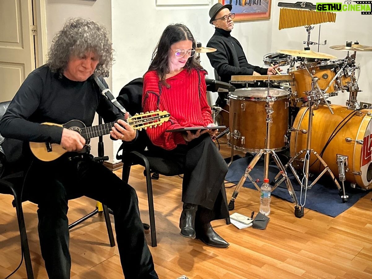 Francisca Gavilán Instagram - El honor y la inmensa alegría de acompañar en este hermoso recorrido a @grupoillapu con la gira de “El Grito de la Raza” Aquí ensayando para esta nueva aventura. ❤️ Gracias querido Roberto Marquez por tu invitación!! 🙌🏻🙌🏿🙌🏽 @osvaldoenruta y a todos los compañeros de esta banda admirada.