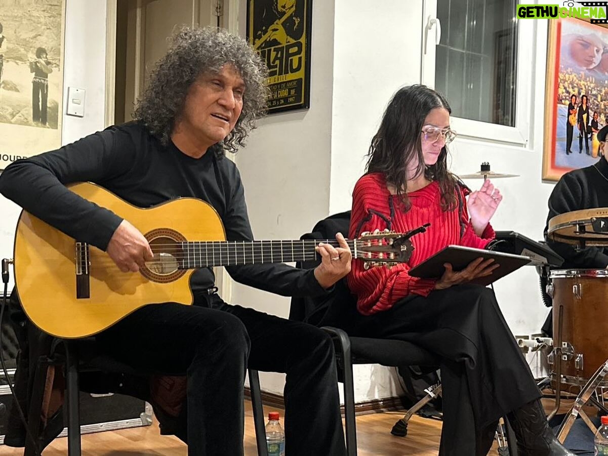 Francisca Gavilán Instagram - El honor y la inmensa alegría de acompañar en este hermoso recorrido a @grupoillapu con la gira de “El Grito de la Raza” Aquí ensayando para esta nueva aventura. ❤️ Gracias querido Roberto Marquez por tu invitación!! 🙌🏻🙌🏿🙌🏽 @osvaldoenruta y a todos los compañeros de esta banda admirada.
