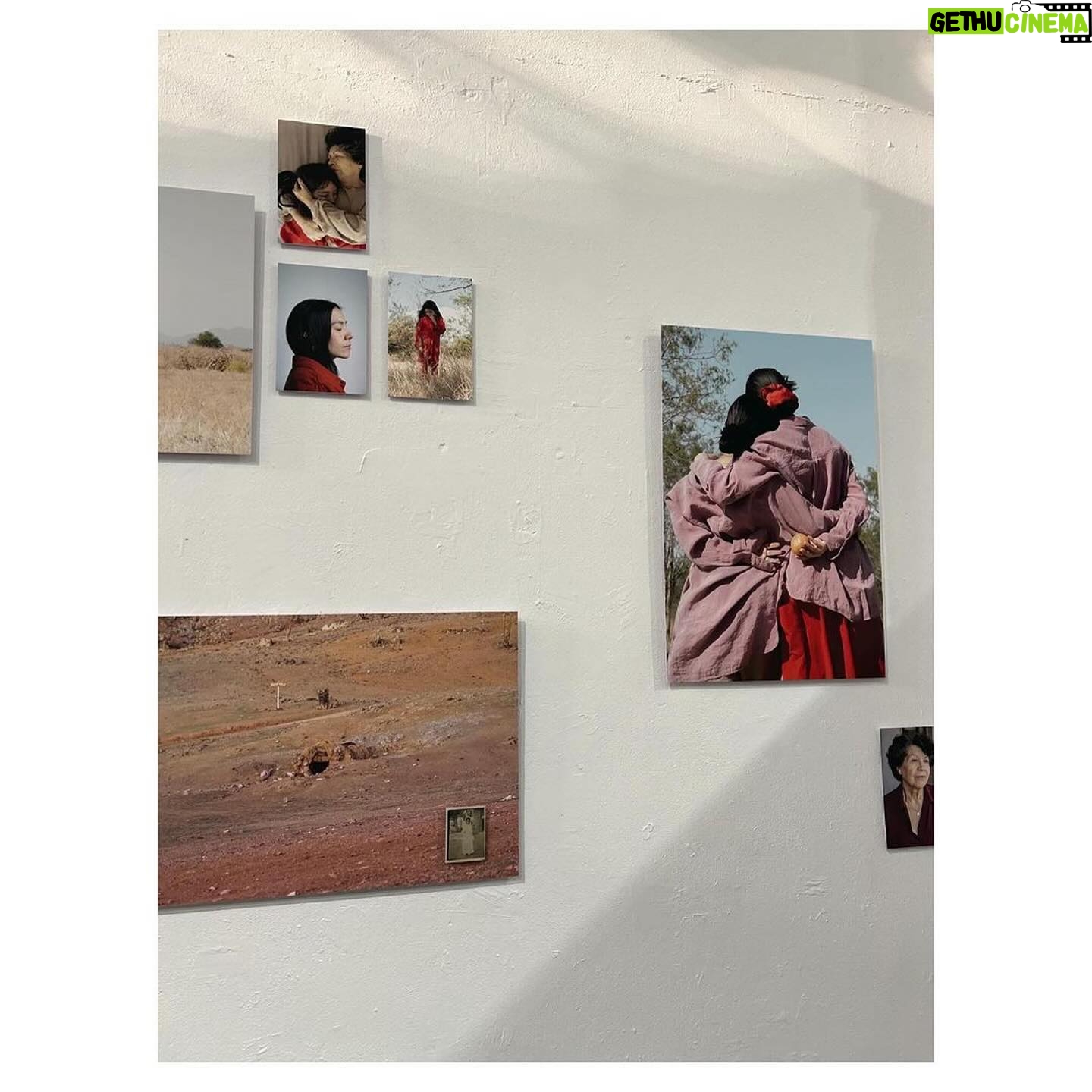 Francisca Gavilán Instagram - @su_hidalgo en su muestra fotográfica junto a varios expositores en @factoria_franklin Hasta el 7 de Enero ♥️🔥❤️❣️🎈‼️🔴📌🟥🌶️