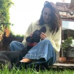 Francisca Gavilán Instagram – Rosa, hermosa perrita amada, llegaste en el momento mas oportuno de nuestras vidas hace 12 años, te fuiste en el momento menos esperado, pero llena de amor y acompañada de nosotros, gracias, gracias por todo 🌹fuiste una gran perra, compañera fiel de mis hijos y mía , del Vali también. Te echaremos mucho de menos, te amamos Rosa, La Rosa 🥹❤️❤️❤️‍🩹
Logramos ser buenas viejas amigas 💫✨♾️
Buen viaje Rosita………
Fotos de los niños Joaquín y Simón y mías.