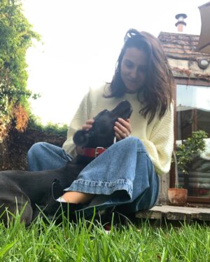 Francisca Gavilán Instagram - Rosa, hermosa perrita amada, llegaste en el momento mas oportuno de nuestras vidas hace 12 años, te fuiste en el momento menos esperado, pero llena de amor y acompañada de nosotros, gracias, gracias por todo 🌹fuiste una gran perra, compañera fiel de mis hijos y mía , del Vali también. Te echaremos mucho de menos, te amamos Rosa, La Rosa 🥹❤️❤️❤️‍🩹
Logramos ser buenas viejas amigas 💫✨♾️
Buen viaje Rosita………
Fotos de los niños Joaquín y Simón y mías.