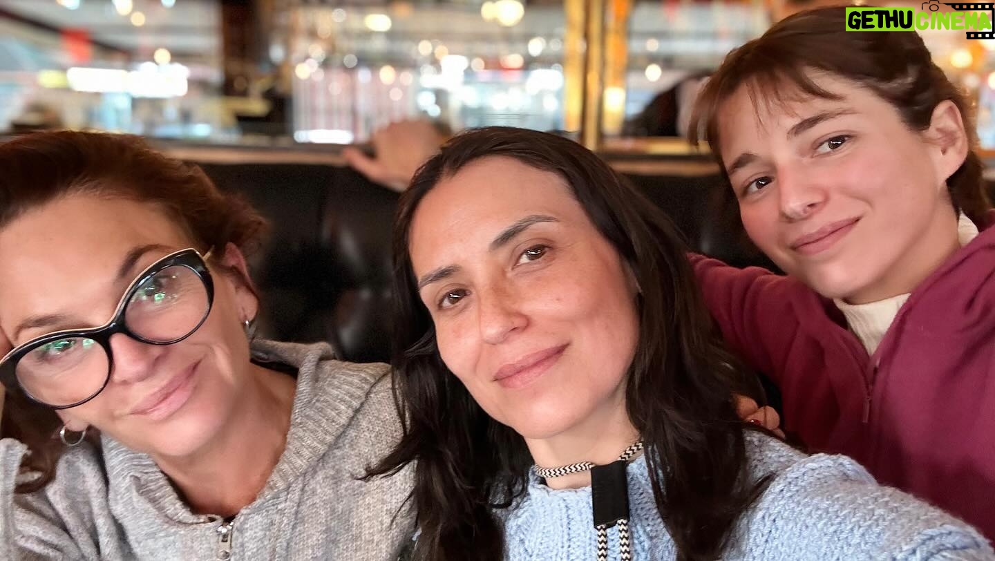 Francisca Gavilán Instagram - @catitaguerra @marianadigirolamo ☔️🌲💕 bellezas