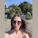 Francisca Gavilán Instagram – Este lugar y esta cabaña son hermosas @calamelichile 💚🍀🌿 

#sur #lago #volcan #saltosdelpetrohue #rio #termas 🌿💚