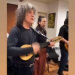Francisca Gavilán Instagram - Comparto con ustedes este registro. Mañana comienza esta hermosa aventura con @grupoillapu “El Grito de la Raza” expectante, feliz y conmovida! (Mi cara lo dice todo) Vamos!! ❤️✊🏽✊🏿 #repost Ya estamos listos!!! Nos vemos mañana Sábado en el Teatro Municipal de Valparaíso para iniciar la gira “El grito de la raza y nuestras grandes canciones” junto a la gran actriz Francisca Gavilán!!! Les esperamos!!! Últimas entradas en boletería del teatro.