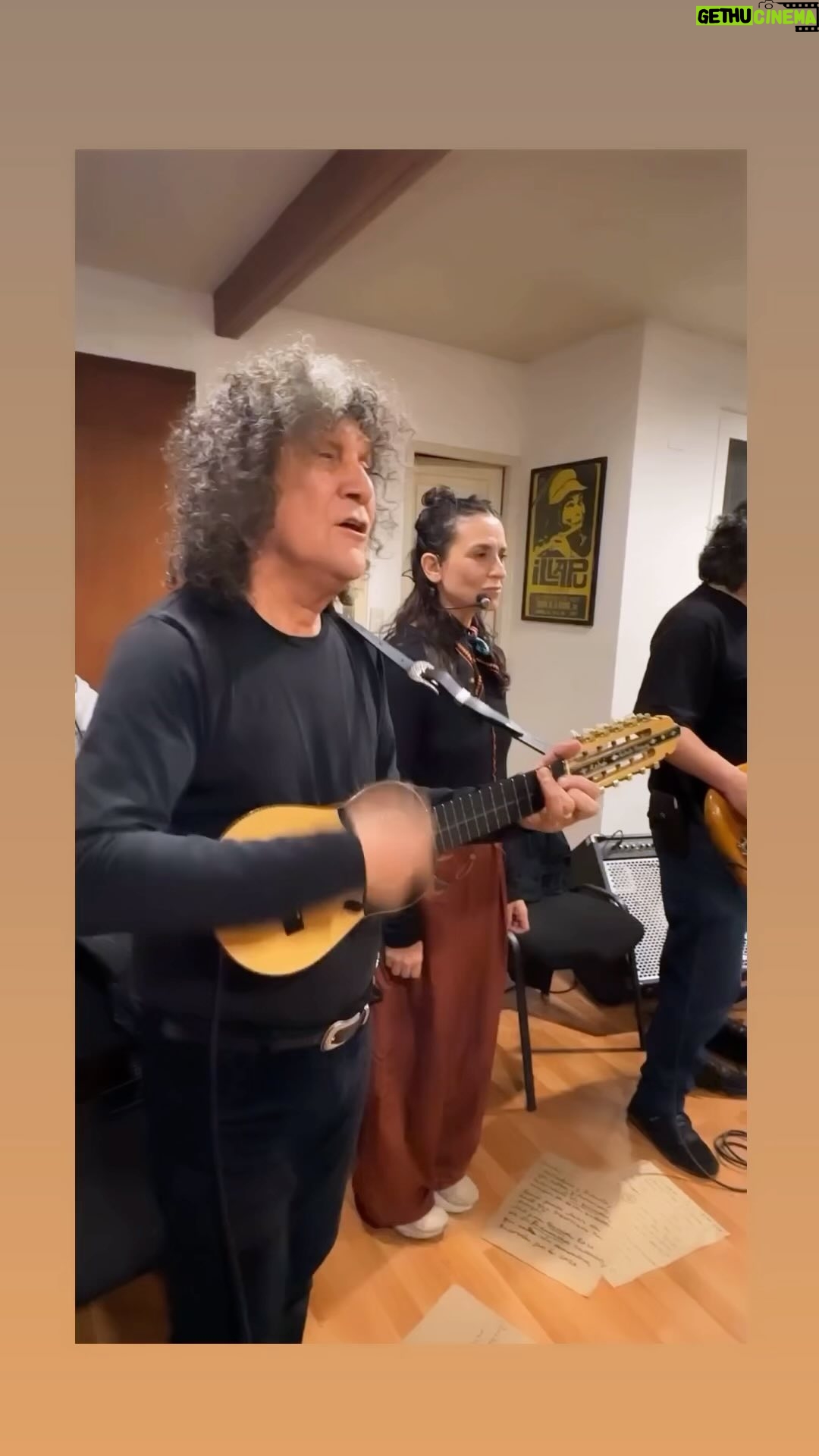 Francisca Gavilán Instagram - Comparto con ustedes este registro. Mañana comienza esta hermosa aventura con @grupoillapu “El Grito de la Raza” expectante, feliz y conmovida! (Mi cara lo dice todo) Vamos!! ❤️✊🏽✊🏿 #repost Ya estamos listos!!! Nos vemos mañana Sábado en el Teatro Municipal de Valparaíso para iniciar la gira “El grito de la raza y nuestras grandes canciones” junto a la gran actriz Francisca Gavilán!!! Les esperamos!!! Últimas entradas en boletería del teatro.