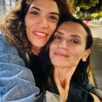 Francisca Gavilán Instagram - Me encanta esta foto, medio movida y todo, refleja el amor, las risas, las conversaciones blablabla @mslauragomez ❤️🌺🌶️💥‼️ Loviutequiero Nos vemos pronto amiga ❤️🇪🇸 regalo de la vida 💥❤️