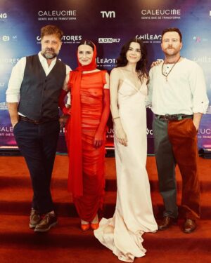 Francisca Gavilán Instagram - Fotos oficiales de @premioscaleuche Nuestra fiesta de premiación de @somoschileactores ♥️♥️ 
Lo pasamos hermoso! 
@esperanzasilvas Gracias Totales!
Felicitaciones a las y los ganadores!! 

En el carrusel @valigavilan mi padre
@blancalewin @su_hidalgo @taglemarcial @juangillmore 

“Payita” Miria Contreras Bell. 
Los Mil Días de Allende 
@paroxproductora 

Gracias por el registro 
📸 Alejandra Oehninger 

Estilismo @fims.cl 
Maquillaje y pelo @anagaubert 
@b_art_talent_management 💥