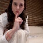 Francisca Gavilán Instagram – IMPROVISANDO canto 2. 
🔥Que difícil!!! 
Que preciosidad de canción de Natalia Lafourcade, “Soledad y el Mar” @natalialafourcade con amor siempre… yo imperfecta, incorrecta y gozando…
 @su_hidalgo gracias por mostrármela, luego la cantamos juntas. 🌺❤️🌊

#actriz #cantante #music #cantar #amigas #impro