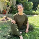 Francisca Imboden Instagram - Me encanta la belleza de la simpleza que tiene @sagrada.online , permite el movimiento cómodo tanto para la vida diaria como para la práctica de Yoga, sin dejar de resaltar mi femenino. Además tienen una postura sustentable, correspondiente con la moda lenta y consciente. Y se preocupan de la reinserción a través de talleres en la Cárcel de Mujeres, y luego como vitrina de los mismos. Me emociona y anima, descubrir cada vez más personas despiertas que construyen desde distintos ámbitos, un mundo más luminoso. Gracias Claudia por tu emprendimiento! 🌟👏🏼🌟👏🏼🌟 #algodón #productochileno🇨🇱 #reinserciónsocial #pyme #emprendimiento #mujeremprendedora