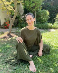 Francisca Imboden Instagram - Me encanta la belleza de la simpleza que tiene @sagrada.online , permite el movimiento cómodo tanto para la vida diaria como para la práctica de Yoga, sin dejar de resaltar mi femenino. Además tienen una postura sustentable, correspondiente con la moda lenta y consciente. Y se preocupan de la reinserción a través de talleres en la Cárcel de Mujeres, y luego como vitrina de los mismos. Me emociona y anima, descubrir cada vez más personas despiertas que construyen desde distintos ámbitos, un mundo más luminoso. Gracias Claudia por tu emprendimiento! 🌟👏🏼🌟👏🏼🌟 #algodón #productochileno🇨🇱 #reinserciónsocial #pyme #emprendimiento #mujeremprendedora