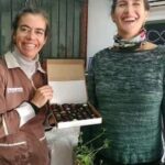 Francisca Imboden Instagram - ESTE DIA DE LA MADRE 💜 SE PARTE DEL CAMBIO POR UN MEJOR PLANETA 🌎 CON LOS MAS DELICIOSOS BOMBONES DINKENESH 🍫😘 Nadie como nuestra madre, a ella todo lo mejor, como los más deliciosos y únicos bombones Dinkenesh. Que además contribuyen a la reforestacion Nativa de la RM a través de esta nueva alianza con @nucleo_nativo . Sumamente y regala dulzor y sentido de trascendencia a tu mamita querida. Los esperamos en nuestra tienda de avda Alcalde Fernando Castillo Velasco 6850, de lunes a viernes de 9:30 a 19:30 y sábados de 10:00 a 18:00, o en www.dinkenesh.cl #purposeday #impacto positivo #chocolatelab #bombonesrellenos #pymes