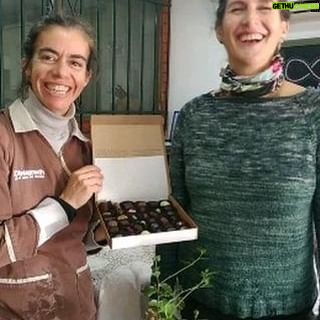Francisca Imboden Instagram - ESTE DIA DE LA MADRE 💜 SE PARTE DEL CAMBIO POR UN MEJOR PLANETA 🌎 CON LOS MAS DELICIOSOS BOMBONES DINKENESH 🍫😘 Nadie como nuestra madre, a ella todo lo mejor, como los más deliciosos y únicos bombones Dinkenesh. Que además contribuyen a la reforestacion Nativa de la RM a través de esta nueva alianza con @nucleo_nativo . Sumamente y regala dulzor y sentido de trascendencia a tu mamita querida. Los esperamos en nuestra tienda de avda Alcalde Fernando Castillo Velasco 6850, de lunes a viernes de 9:30 a 19:30 y sábados de 10:00 a 18:00, o en www.dinkenesh.cl #purposeday #impacto positivo #chocolatelab #bombonesrellenos #pymes
