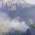Francisca Imboden Instagram - ¿Sabías que el Valle de Cochamó no está protegido? (Y no lo ha estado bajo ningún gobierno… para que no le echan la culpa a ninguno en particular, sino a nuestras prioridades en general…🙏🏼) A pesar de su alto valor natural, cultural y turístico, el valle de Cochamó aún no cuenta con ningún tipo protección oficial, lo que lo hace vulnerable a distintas amenazas como el desarrollo inmobiliario y el turismo descontrolado. Es por esta razón que organizaciones locales y personas amantes del valle han cuidado este lugar y gestionado la entrada de los miles de turistas que cada verano visitan sus atractivos y hoy están trabajando para avanzar en la creación de un Santuario de la Naturaleza para Cochamó. Un Santuario reconoce los valores ambientales y culturales y logra conciliar el cuidado de la naturaleza con los modos de vida de los habitantes del lugar. Queremos Santuario de la Naturaleza Valle Cochamó para seguir protegiendo un tesoro natural y cultural único. #somossantuariocochamo #somossantuariocochamo #tesorogeologico #granitosdecochamo #cochamo #vallecochamo #santuarioschile #vallelajunta #cochamovalley #patagonia #patagonianorte #patagoniaverde @gio_moreiraa @dpr_loslagos @gobiernodechile @goreloslagos @loslagosbbnn @patriciovallespingobernador @destino_cochamo @municochamo @bienesnacionales @economialoslagos @seremimmalagos @mmachile @javieratoroc