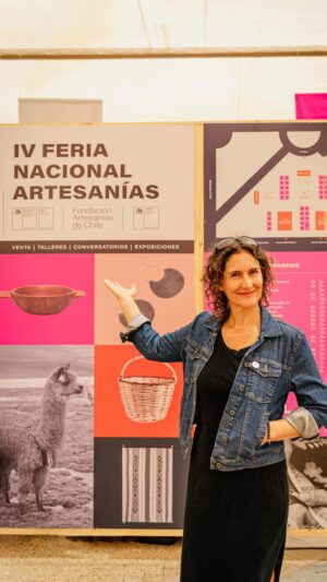 Francisca Imboden Instagram - Fui a la IV Feria Nacional de Artesanía y está imperdible 😍

Acá pueden encontrar el regalo perfecto para esta navidad. Son más de 30 stands de artesanas y artesanos de todo el país, y además pueden participar de actividades gratuitas como talleres, conversatorios, música en vivo y también 2 exposiciones que puedes visitar.

¡Los invito a visitar la IV FENART hasta el 23 de diciembre en la Plaza de la Constitución!

Hasta este viernes de 10:00 a 20:00 hrs, y sábado 23 de 10:00 a 15:00 hrs. Entrada liberada

Esta instancia es organizada por @culturas_cl, @artesaniasdechile, @artesaniaculturas_cl , @conadigob y @subdirpueblosoriginarios
