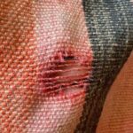 Francisca Imboden Instagram - Amo reparar cosas! Esta alfombra ya es un poco Frankenstein… pero es un trabajo ancestral tan lindo y antiguo, que pienso que merece siempre otra oportunidad… Como una misma! Vamos por un 2023 no desechable, lleno de nuevas oportunidades y transformaciones evolutivas desde donde nos toque! Abrazotes a Tod@s!!!! #Reparar #Reutilizar #Sustentabilidad