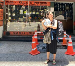 Francisca Imboden Instagram - Esta olla a presión (que me ha hecho la vida doméstica más rica y fácil), me la regalaron antes de que mi primera hija llegara al mundo (hace 30 años), y en #LaCasaDeLaOllaAPresión (Tenderini 77), me la volvieron a cacharpear y dejaron como nueva por muchos años más, con una dedicada y rápida atención especializada. Esto sí que es economía sustentable!!!! #reutilizareducerecicla♻ #labasuraesunerrordeconcepto #nadasepierdetodosetransforma💞💧🍃 #repararesunactodeamor