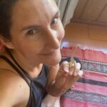 Francisca Imboden Instagram - Amo reparar cosas! Esta alfombra ya es un poco Frankenstein… pero es un trabajo ancestral tan lindo y antiguo, que pienso que merece siempre otra oportunidad… Como una misma! Vamos por un 2023 no desechable, lleno de nuevas oportunidades y transformaciones evolutivas desde donde nos toque! Abrazotes a Tod@s!!!! #Reparar #Reutilizar #Sustentabilidad
