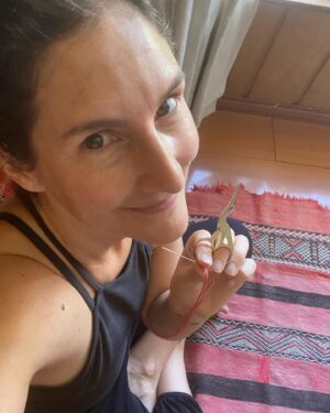 Francisca Imboden Instagram - Amo reparar cosas! Esta alfombra ya es un poco Frankenstein… pero es un trabajo ancestral tan lindo y antiguo, que pienso que merece siempre otra oportunidad… Como una misma! Vamos por un 2023 no desechable, lleno de nuevas oportunidades y transformaciones evolutivas desde donde nos toque! Abrazotes a Tod@s!!!! #Reparar #Reutilizar #Sustentabilidad