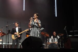 Francisca Imboden Instagram - Algunas del maravilloso Concierto a Beneficio de las Víctimas del Incendio de Viña del Mar. Un regalo haber sido parte en la animación (con un pichintún de standup), y haber gozado escuchando cantar a este grupo de talentos@s! Se pasaron! 👏🏼👏🏼👏🏼👏🏼👏🏼👏🏼 Gracias @culturacap @loscontadores #NatiGrez y @teatro_nescafe !! @emilianoguera @montseballarin @viviannedietz @josefinafiebelkorn @carmenengloriabresky @franwalk @joseantonioraffo @gabrielcanasg @gaburzua @matiasoviedobanda @jotapeortega @gustavosanmartinc @mariaomegnaoficial @dayanaamigo @palomamoreno @varletazo @marianaloyolaruz @paola.volpato.martin