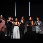 Francisca Imboden Instagram - Algunas del maravilloso Concierto a Beneficio de las Víctimas del Incendio de Viña del Mar. Un regalo haber sido parte en la animación (con un pichintún de standup), y haber gozado escuchando cantar a este grupo de talentos@s! Se pasaron! 👏🏼👏🏼👏🏼👏🏼👏🏼👏🏼 Gracias @culturacap @loscontadores #NatiGrez y @teatro_nescafe !! @emilianoguera @montseballarin @viviannedietz @josefinafiebelkorn @carmenengloriabresky @franwalk @joseantonioraffo @gabrielcanasg @gaburzua @matiasoviedobanda @jotapeortega @gustavosanmartinc @mariaomegnaoficial @dayanaamigo @palomamoreno @varletazo @marianaloyolaruz @paola.volpato.martin