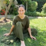 Francisca Imboden Instagram - Me encanta la belleza de la simpleza que tiene @sagrada.online , permite el movimiento cómodo tanto para la vida diaria como para la práctica de Yoga, sin dejar de resaltar mi femenino. Además tienen una postura sustentable, correspondiente con la moda lenta y consciente. Y se preocupan de la reinserción a través de talleres en la Cárcel de Mujeres, y luego como vitrina de los mismos. Me emociona y anima, descubrir cada vez más personas despiertas que construyen desde distintos ámbitos, un mundo más luminoso. Gracias Claudia por tu emprendimiento! 🌟👏🏼🌟👏🏼🌟 #algodón #productochileno🇨🇱 #reinserciónsocial #pyme #emprendimiento #mujeremprendedora