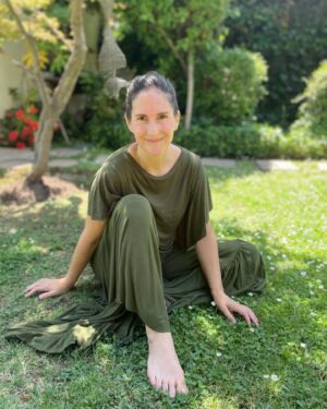 Francisca Imboden Instagram - Me encanta la belleza de la simpleza que tiene @sagrada.online , permite el movimiento cómodo tanto para la vida diaria como para la práctica de Yoga, sin dejar de resaltar mi femenino. Además tienen una postura sustentable, correspondiente con la moda lenta y consciente. Y se preocupan de la reinserción a través de talleres en la Cárcel de Mujeres, y luego como vitrina de los mismos. Me emociona y anima, descubrir cada vez más personas despiertas que construyen desde distintos ámbitos, un mundo más luminoso.  Gracias Claudia por tu emprendimiento! 🌟👏🏼🌟👏🏼🌟 #algodón #productochileno🇨🇱 #reinserciónsocial #pyme #emprendimiento #mujeremprendedora