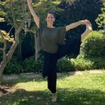 Francisca Imboden Instagram - Me encanta la belleza de la simpleza que tiene @sagrada.online , permite el movimiento cómodo tanto para la vida diaria como para la práctica de Yoga, sin dejar de resaltar mi femenino. Además tienen una postura sustentable, correspondiente con la moda lenta y consciente. Y se preocupan de la reinserción a través de talleres en la Cárcel de Mujeres, y luego como vitrina de los mismos. Me emociona y anima, descubrir cada vez más personas despiertas que construyen desde distintos ámbitos, un mundo más luminoso. Gracias Claudia por tu emprendimiento! 🌟👏🏼🌟👏🏼🌟 #algodón #productochileno🇨🇱 #reinserciónsocial #pyme #emprendimiento #mujeremprendedora