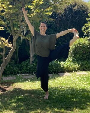 Francisca Imboden Instagram - Me encanta la belleza de la simpleza que tiene @sagrada.online , permite el movimiento cómodo tanto para la vida diaria como para la práctica de Yoga, sin dejar de resaltar mi femenino. Además tienen una postura sustentable, correspondiente con la moda lenta y consciente. Y se preocupan de la reinserción a través de talleres en la Cárcel de Mujeres, y luego como vitrina de los mismos. Me emociona y anima, descubrir cada vez más personas despiertas que construyen desde distintos ámbitos, un mundo más luminoso.  Gracias Claudia por tu emprendimiento! 🌟👏🏼🌟👏🏼🌟 #algodón #productochileno🇨🇱 #reinserciónsocial #pyme #emprendimiento #mujeremprendedora