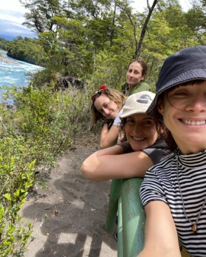 Francisca Imboden Instagram - De paseo con estas preciosuras @amparo_nogueraoficial @victoria.degregorio @danielaramirezactriz 💜💚💜💚