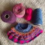 Francisca Imboden Instagram - Chocha avanzando en mi primer patrón jaquard infantil, creado por mí, en canesú redondo… con más restos de material que andaban dando vuelta. 🥰🧶