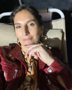 Francisca Imboden Instagram - Un recuerdo agradecido de haber encarnado a la Fiscal Soraya Jadue, junto al detective Bozo y a un equipo fantástico en “Baby Bandito” @netflixchile @fabula_prod ✨✨✨