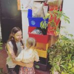 Francisca Imboden Instagram - ¡Feliz Día de las Madre! 🌸👩‍👧‍👦 Hoy queremos reconocer y agradecer a todas las mamás que reciclan y fomentan una vida más sostenible en casa y en la comunidad. ¡Gracias por enseñar a reducir, reutilizar y reciclar nuestros residuos! Sabemos que no es una tarea fácil, pero es importante para asegurar un futuro más limpio y saludable para las próximas generaciones. Y en este día tan especial queremos destacar a dos mamás recicladoras que son parte de la Familia Rembre @francaimboden y @mariaomegnaoficial 💚♻️ ¡Que tengan un día lleno de amor y compromiso con nuestro planeta! 🌎❤️ #DiaDeLasMadres #Reciclaje #Sostenibilidad #MedioAmbiente #mamásrecicladoras #díadelamamá
