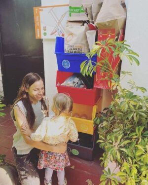 Francisca Imboden Instagram - ¡Feliz Día de las Madre! 🌸👩‍👧‍👦 Hoy queremos reconocer y agradecer a todas las mamás que reciclan y fomentan una vida más sostenible en casa y en la comunidad. 

¡Gracias por enseñar a reducir, reutilizar y reciclar nuestros residuos! Sabemos que no es una tarea fácil, pero es importante para asegurar un futuro más limpio y saludable para las próximas generaciones. 

Y en este día tan especial queremos destacar a dos mamás recicladoras que son parte de la Familia Rembre @francaimboden
y @mariaomegnaoficial 💚♻️

 ¡Que tengan un día lleno de amor y compromiso con nuestro planeta! 🌎❤️

 #DiaDeLasMadres #Reciclaje #Sostenibilidad #MedioAmbiente #mamásrecicladoras #díadelamamá