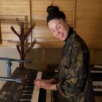 Francisca Valenzuela Instagram - Mini dump de cuando grabamos teclados de JUGANDO CON FUEGO para recordarles que hace unos días se estrenó el lyric video!! Déjame un 🔥🔥🔥 en los comentarios para saber que también estás jugando con fuegoooo AY AY AY AY