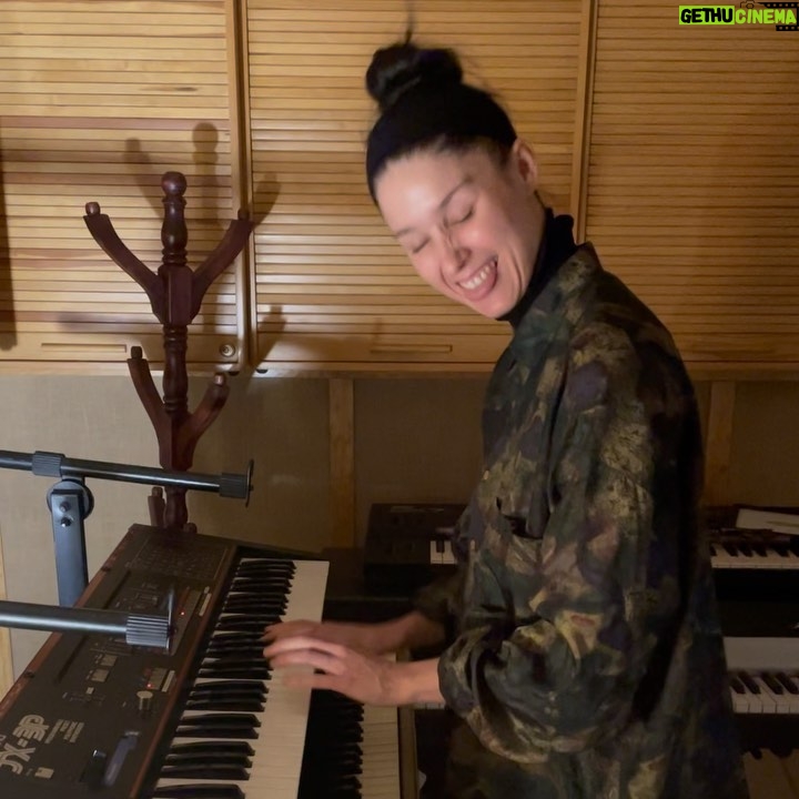 Francisca Valenzuela Instagram - Mini dump de cuando grabamos teclados de JUGANDO CON FUEGO para recordarles que hace unos días se estrenó el lyric video!! Déjame un 🔥🔥🔥 en los comentarios para saber que también estás jugando con fuegoooo AY AY AY AY