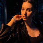 Francisca Valenzuela Instagram - Y yo quise algo más ❤️‍🔥 🩵💋🗺️🔭 Continente fue una más de las canciones de mi álbum ADENTRO que salieron de una manera espontánea y necesaria. la obsesión y euforia de un nuevo amor. pero un amor imposible. me sentía atrapada por el sentimiento de querer algo más de esta persona, de no perder el fuego entre nosotros y la confusión de no saber que pasaba, qué éramos, qué quería, QUÉ SERÍA. El videoclip de Continente ya esta disponible, de mi y de mi equipo para ustedes, con amor - Fran❤️‍🔥