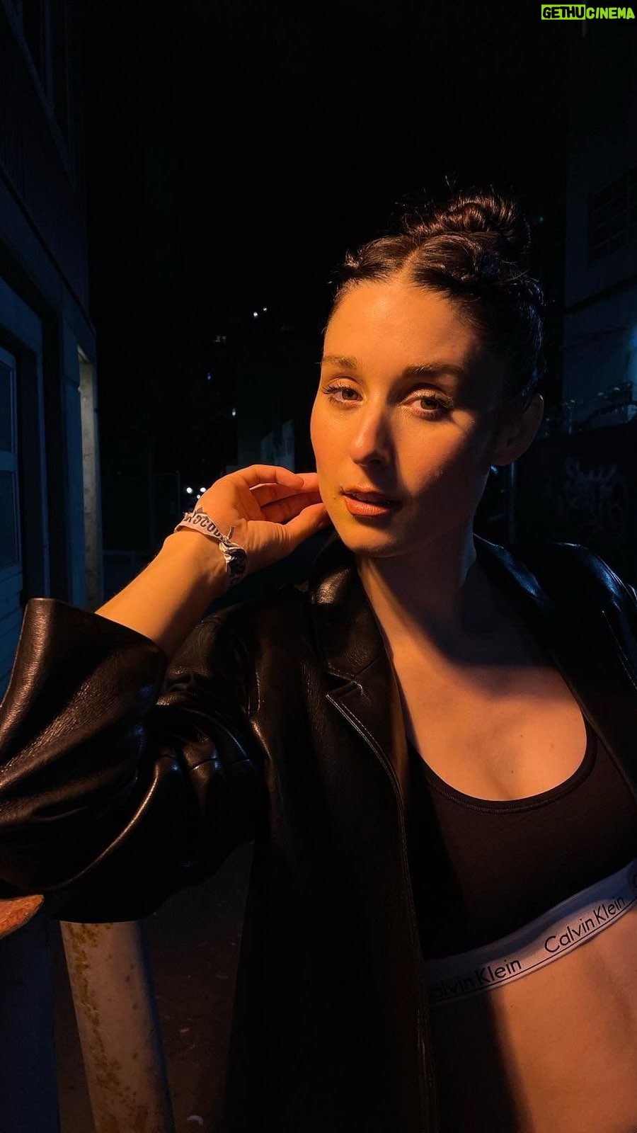 Francisca Valenzuela Instagram - Y yo quise algo más ❤️🔥 🩵💋🗺️🔭 Continente fue una más de las canciones de mi álbum ADENTRO que salieron de una manera espontánea y necesaria. la obsesión y euforia de un nuevo amor. pero un amor imposible. me sentía atrapada por el sentimiento de querer algo más de esta persona, de no perder el fuego entre nosotros y la confusión de no saber que pasaba, qué éramos, qué quería, QUÉ SERÍA. El videoclip de Continente ya esta disponible, de mi y de mi equipo para ustedes, con amor - Fran❤️🔥