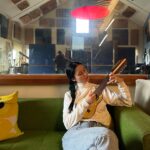 Francisca Valenzuela Instagram - buen lunes desde el estudio ✌️😘 qué lindo estar grabando cositas para todxs ustedes que quiero con gente que quiero y comidita rica (no sólo chocolates y manjar jajaja) abrazos e inspiración cuídense muacccc