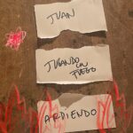 Francisca Valenzuela Instagram - Mini dump de cuando grabamos teclados de JUGANDO CON FUEGO para recordarles que hace unos días se estrenó el lyric video!! Déjame un 🔥🔥🔥 en los comentarios para saber que también estás jugando con fuegoooo AY AY AY AY