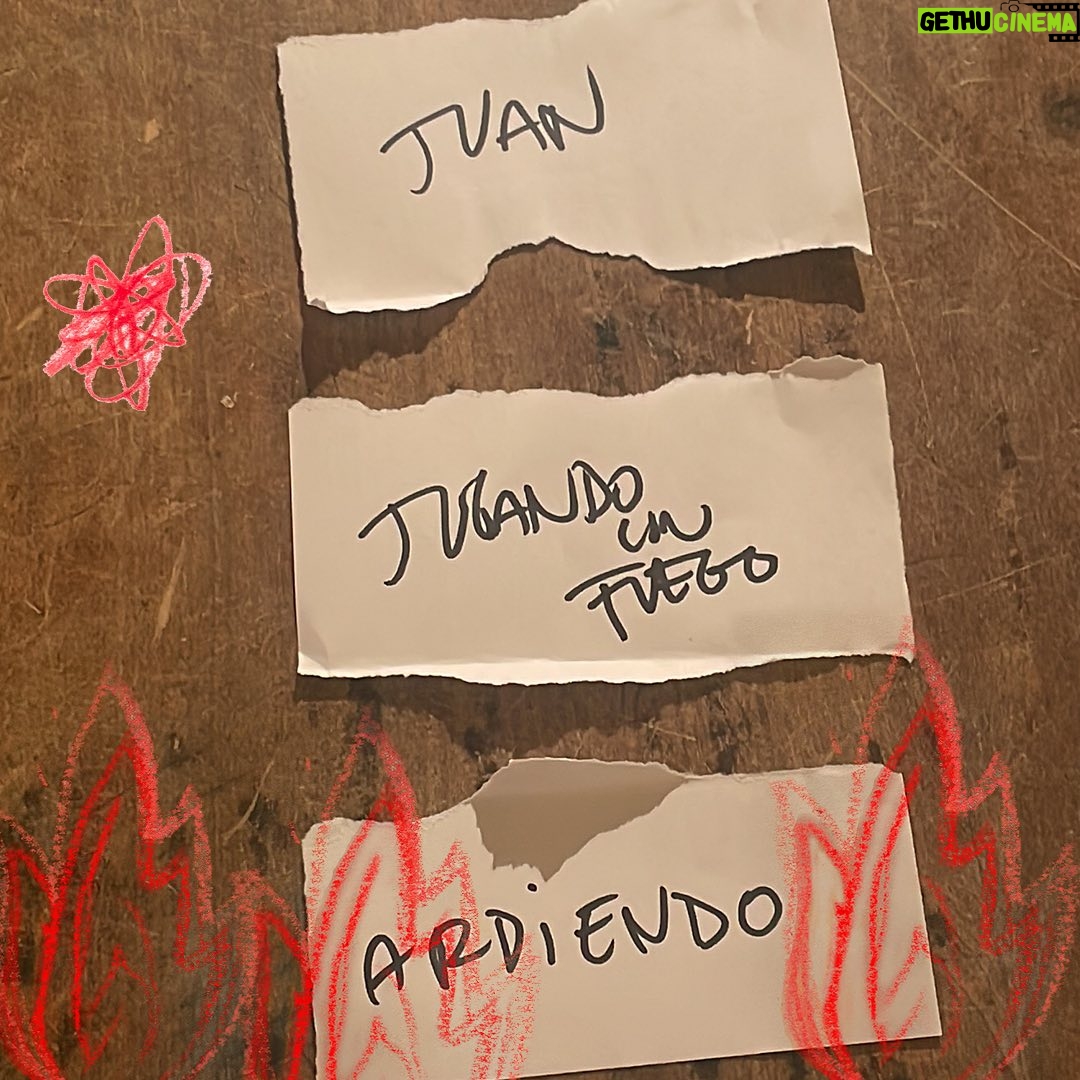 Francisca Valenzuela Instagram - Mini dump de cuando grabamos teclados de JUGANDO CON FUEGO para recordarles que hace unos días se estrenó el lyric video!! Déjame un 🔥🔥🔥 en los comentarios para saber que también estás jugando con fuegoooo AY AY AY AY