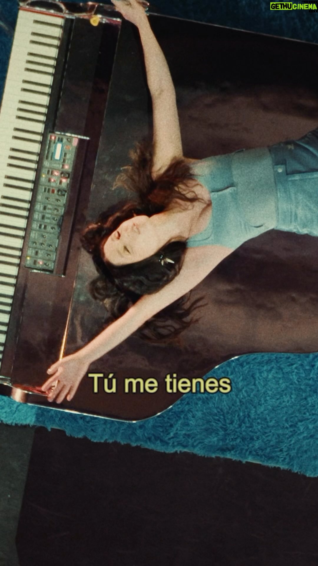 Francisca Valenzuela Instagram - “Continente” es el sexto track de mi álbum ADENTRO . El video fue grabado junto a @barlitro y @octopusorozco, los músicos de mi banda, previo a mis shows en Teatro Oriente en Santiago el año pasado y fue dirigido por mi querida @camigrandi 💐 El videoclip de Continente ya se encuentra disponible para que puedan disfrutarlo desde donde estén 🤍 - Con mucho amor, Fran. 💓